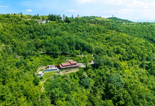 Un'oasi privata nel cuore del Piemonte: Villa di lusso con piscina e 50.000 mq di natura Image 5