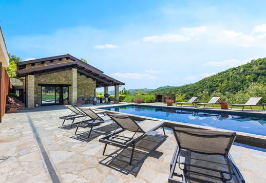 Un'oasi privata nel cuore del Piemonte: Villa di lusso con piscina e 50.000 mq di natura Image 6