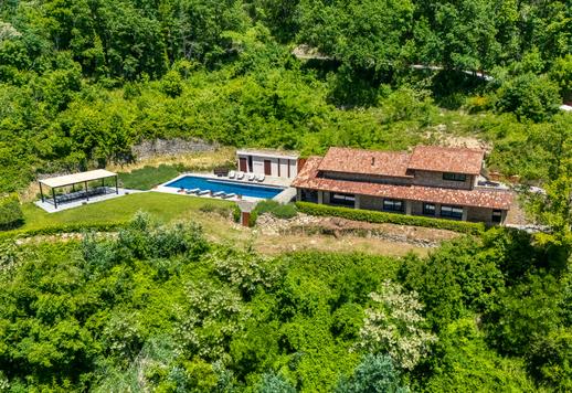 Un'oasi privata nel cuore del Piemonte: Villa di lusso con piscina e 50.000 mq di natura Image 2