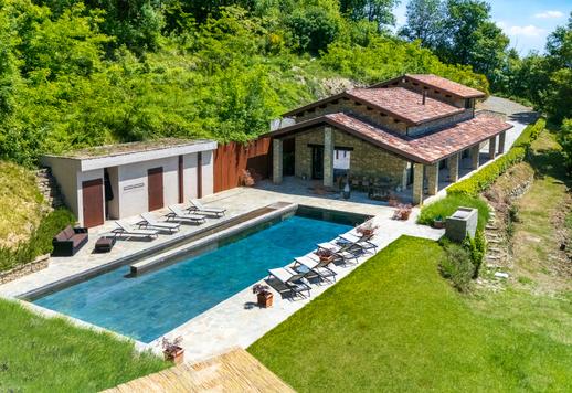 Un'oasi privata nel cuore del Piemonte: Villa di lusso con piscina e 50.000 mq di natura Image 4