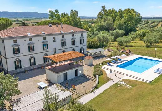 Sontuosa dimora di 1200 mq disposta su tre livelli con 14 camere e 12 bagni, immersa in un parco privato di un ettaro con piscina monumentale a Grosseto, nel cuore della Toscana Image 3