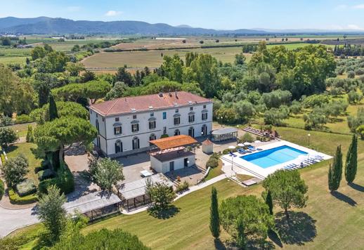 Sontuosa dimora di 1200 mq disposta su tre livelli con 14 camere e 12 bagni, immersa in un parco privato di un ettaro con piscina monumentale a Grosseto, nel cuore della Toscana Image 2
