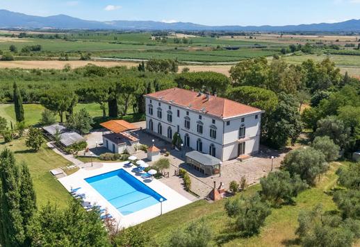 Sontuosa dimora di 1200 mq disposta su tre livelli con 14 camere e 12 bagni, immersa in un parco privato di un ettaro con piscina monumentale a Grosseto, nel cuore della Toscana Image 1