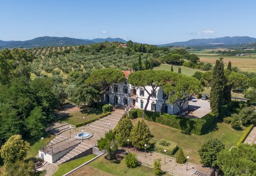 Sontuosa dimora di 1200 mq disposta su tre livelli con 14 camere e 12 bagni, immersa in un parco privato di un ettaro con piscina monumentale a Grosseto, nel cuore della Toscana Image 4