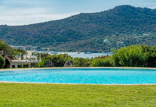 Propriété de 200 m² sur deux niveaux comprenant trois chambres, trois salles de bains, une dépendance et un jardin de 3 000 m² avec piscine privée, jacuzzi avec vue sur la mer et accès direct à la plage Image 6