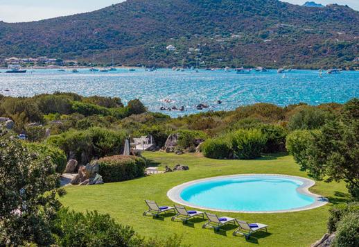 Propriété de 200 m² sur deux niveaux comprenant trois chambres, trois salles de bains, une dépendance et un jardin de 3 000 m² avec piscine privée, jacuzzi avec vue sur la mer et accès direct à la plage Image 5