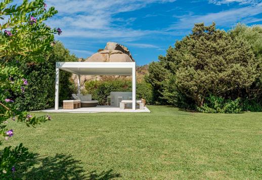 Propriété de 200 m² sur deux niveaux comprenant trois chambres, trois salles de bains, une dépendance et un jardin de 3 000 m² avec piscine privée, jacuzzi avec vue sur la mer et accès direct à la plage Image 8