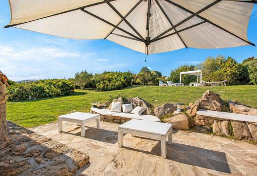 Propriété de 200 m² sur deux niveaux comprenant trois chambres, trois salles de bains, une dépendance et un jardin de 3 000 m² avec piscine privée, jacuzzi avec vue sur la mer et accès direct à la plage Image 7