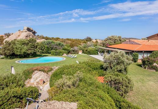 Propriété de 200 m² sur deux niveaux comprenant trois chambres, trois salles de bains, une dépendance et un jardin de 3 000 m² avec piscine privée, jacuzzi avec vue sur la mer et accès direct à la plage Image 2