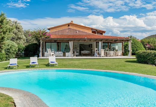 Propriété de 200 m² sur deux niveaux comprenant trois chambres, trois salles de bains, une dépendance et un jardin de 3 000 m² avec piscine privée, jacuzzi avec vue sur la mer et accès direct à la plage Image 4