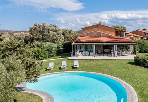 Propriété de 200 m² sur deux niveaux comprenant trois chambres, trois salles de bains, une dépendance et un jardin de 3 000 m² avec piscine privée, jacuzzi avec vue sur la mer et accès direct à la plage Image 3