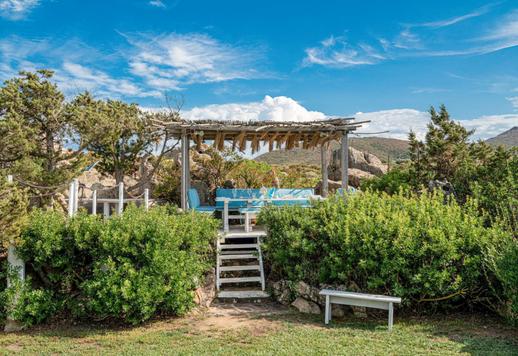Propriété de 200 m² sur deux niveaux comprenant trois chambres, trois salles de bains, une dépendance et un jardin de 3 000 m² avec piscine privée, jacuzzi avec vue sur la mer et accès direct à la plage Image 9