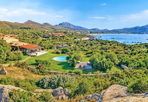 Propriété de 200 m² sur deux niveaux comprenant trois chambres, trois salles de bains, une dépendance et un jardin de 3 000 m² avec piscine privée, jacuzzi avec vue sur la mer et accès direct à la plage Image 1