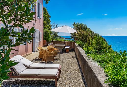 Sontuosa dimora di 300 mq su due livelli con 5 camere e 4 bagni, immersa in un giardino di 1.418 mq con accesso privato al mare nella splendida Perla del Tirreno. Image 3