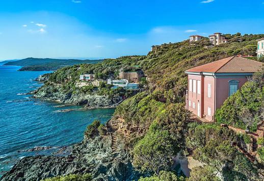 Sontuosa dimora di 300 mq su due livelli con 5 camere e 4 bagni, immersa in un giardino di 1.418 mq con accesso privato al mare nella splendida Perla del Tirreno. Image 1
