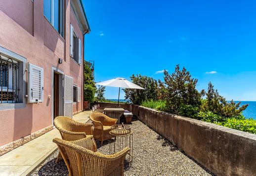 Sontuosa dimora di 300 mq su due livelli con 5 camere e 4 bagni, immersa in un giardino di 1.418 mq con accesso privato al mare nella splendida Perla del Tirreno. Image 2