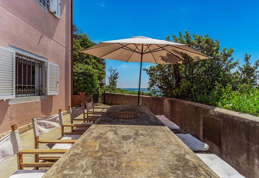 Sontuosa dimora di 300 mq su due livelli con 5 camere e 4 bagni, immersa in un giardino di 1.418 mq con accesso privato al mare nella splendida Perla del Tirreno. Image 8