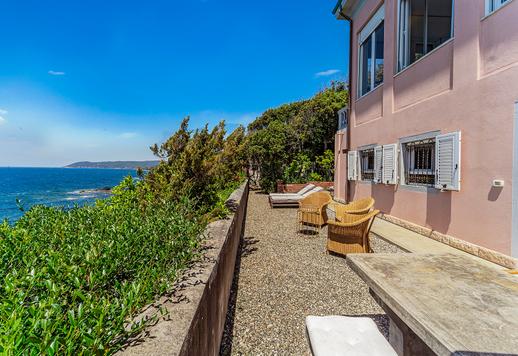 Sontuosa dimora di 300 mq su due livelli con 5 camere e 4 bagni, immersa in un giardino di 1.418 mq con accesso privato al mare nella splendida Perla del Tirreno. Image 6