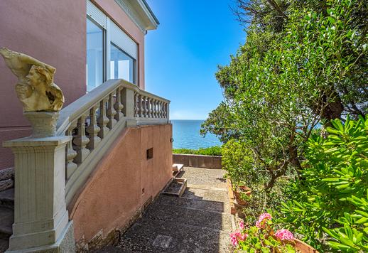 Sontuosa dimora di 300 mq su due livelli con 5 camere e 4 bagni, immersa in un giardino di 1.418 mq con accesso privato al mare nella splendida Perla del Tirreno. Image 9