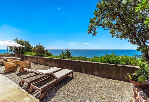 Sontuosa dimora di 300 mq su due livelli con 5 camere e 4 bagni, immersa in un giardino di 1.418 mq con accesso privato al mare nella splendida Perla del Tirreno. Image 7