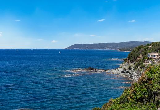 Sontuosa dimora di 300 mq su due livelli con 5 camere e 4 bagni, immersa in un giardino di 1.418 mq con accesso privato al mare nella splendida Perla del Tirreno. Image 4