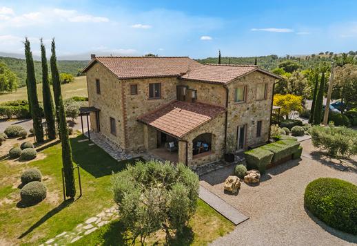 Tenuta di 400 mq su due livelli per un totale di 8 camere da letto e 9 bagni, incastonata nel prestigioso territorio di Magliano in Toscana Image 2