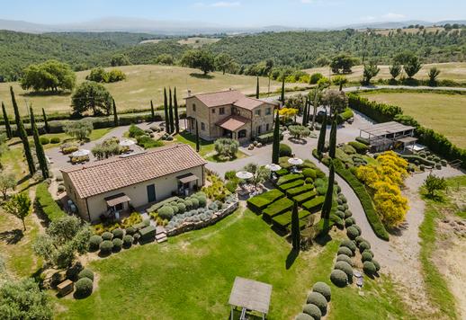 Tenuta di 400 mq su due livelli per un totale di 8 camere da letto e 9 bagni, incastonata nel prestigioso territorio di Magliano in Toscana Image 1