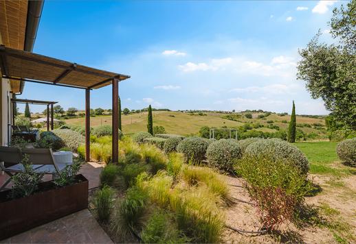 Tenuta di 400 mq su due livelli per un totale di 8 camere da letto e 9 bagni, incastonata nel prestigioso territorio di Magliano in Toscana Image 9