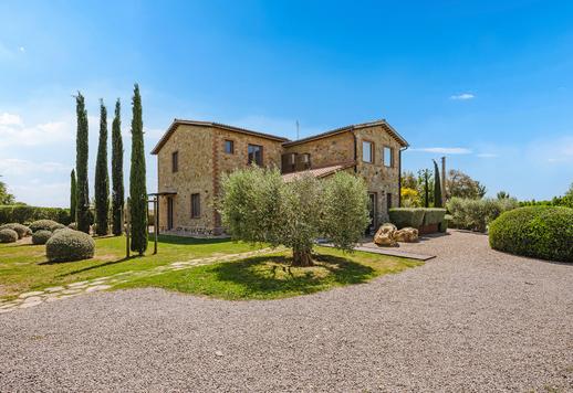 Tenuta di 400 mq su due livelli per un totale di 8 camere da letto e 9 bagni, incastonata nel prestigioso territorio di Magliano in Toscana Image 3