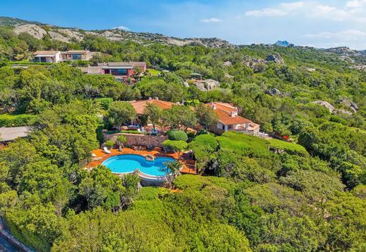Propriété de 500 m² sur deux niveaux, avec piscine et jardin de 2 500 m² composé de maquis méditerranéen d'origine Image 2