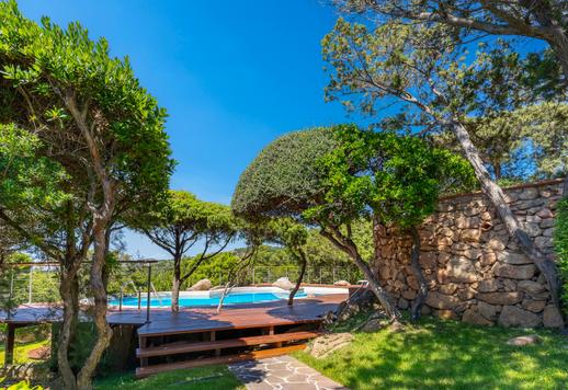 Propriété de 500 m² sur deux niveaux, avec piscine et jardin de 2 500 m² composé de maquis méditerranéen d'origine Image 4