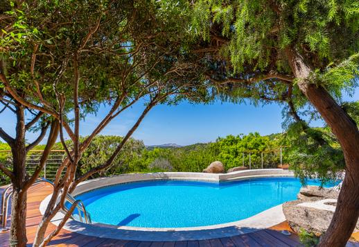 Propriété de 500 m² sur deux niveaux, avec piscine et jardin de 2 500 m² composé de maquis méditerranéen d'origine Image 5