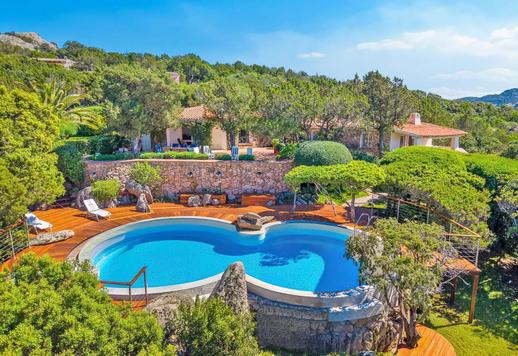Propriété de 500 m² sur deux niveaux, avec piscine et jardin de 2 500 m² composé de maquis méditerranéen d'origine Image 1