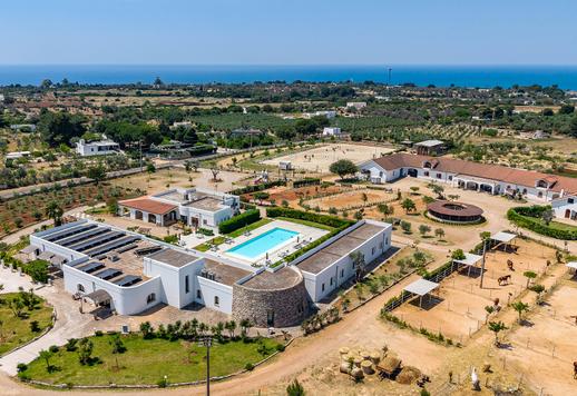 Tenuta di 1500 mq abbracciata da 35000 mq di spazi esterni dotata di ventiquattro camere da letto e altrettanti bagni Image 1
