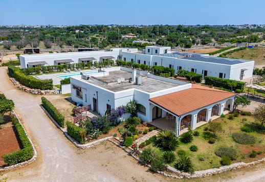 Tenuta di 1500 mq abbracciata da 35000 mq di spazi esterni dotata di ventiquattro camere da letto e altrettanti bagni Image 2
