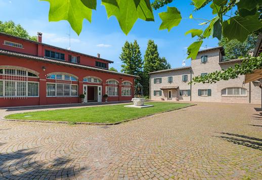 Un rifugio privato per collezionisti e appassionati di automotive nella patria della Ferrari Image 7