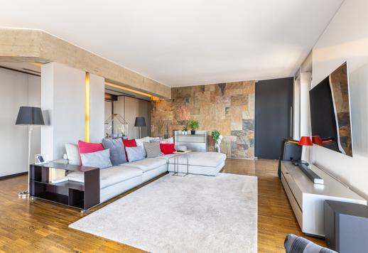 Dimora di design di 217 mq sviluppata su un unico livello con 2 camere e 3 bagni, custodita all'interno di un maestoso palazzo di interesse architettonico a Torino Image 9