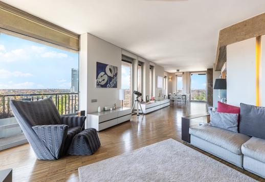 Dimora di design di 217 mq sviluppata su un unico livello con 2 camere e 3 bagni, custodita all'interno di un maestoso palazzo di interesse architettonico a Torino Image 1