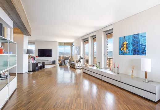 Dimora di design di 217 mq sviluppata su un unico livello con 2 camere e 3 bagni, custodita all'interno di un maestoso palazzo di interesse architettonico a Torino Image 3