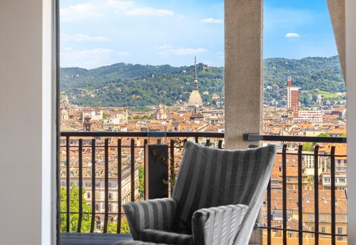 Dimora di design di 217 mq sviluppata su un unico livello con 2 camere e 3 bagni, custodita all'interno di un maestoso palazzo di interesse architettonico a Torino Image 5