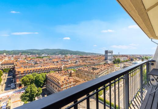 Dimora di design di 217 mq sviluppata su un unico livello con 2 camere e 3 bagni, custodita all'interno di un maestoso palazzo di interesse architettonico a Torino Image 6