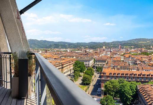 Dimora di design di 217 mq sviluppata su un unico livello con 2 camere e 3 bagni, custodita all'interno di un maestoso palazzo di interesse architettonico a Torino Image 7
