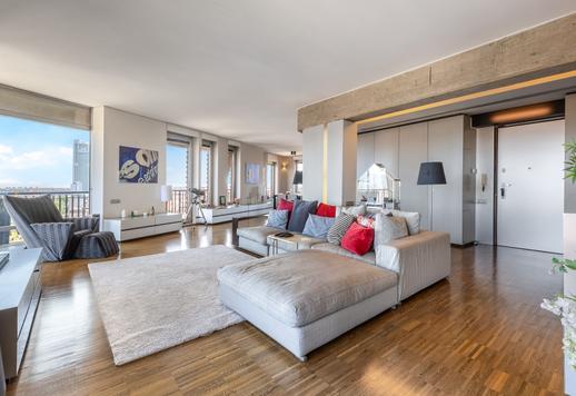 Dimora di design di 217 mq sviluppata su un unico livello con 2 camere e 3 bagni, custodita all'interno di un maestoso palazzo di interesse architettonico a Torino Image 2