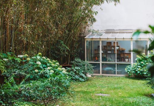 The privilege of experiencing the greenery in the historic center of Milan, inside a refined period building Image 9