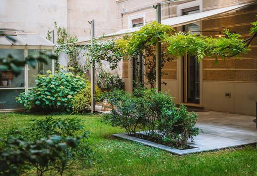 The privilege of experiencing the greenery in the historic center of Milan, inside a refined period building Image 6