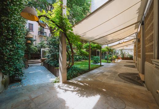 The privilege of experiencing the greenery in the historic center of Milan, inside a refined period building Image 8