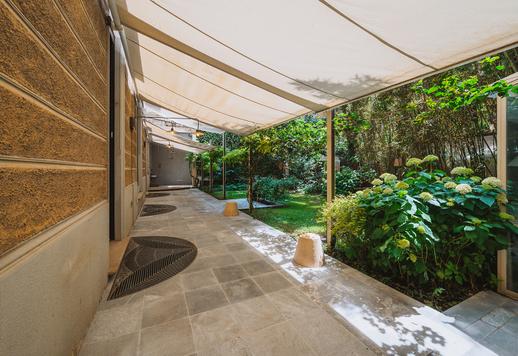 The privilege of experiencing the greenery in the historic center of Milan, inside a refined period building Image 7