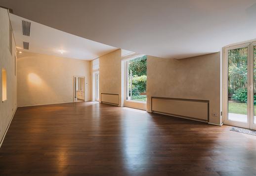 The privilege of experiencing the greenery in the historic center of Milan, inside a refined period building Image 2