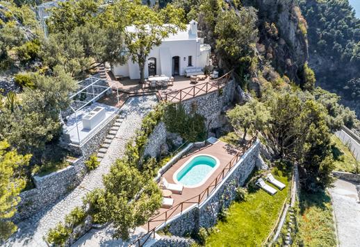 Villa ve bağımsız ek binadan oluşan, kayalıklar ve Salerno Körfezi'nin ufku arasında yer alan 150 metrekarelik arazi. Image 8