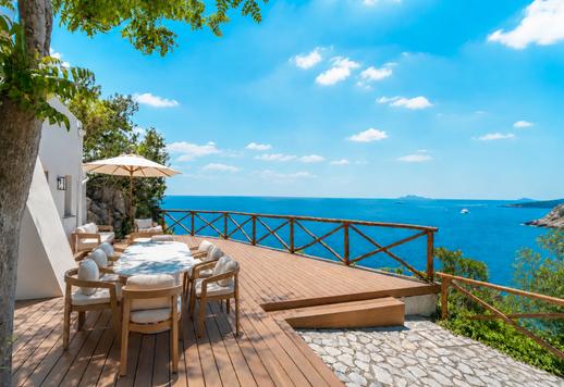 Villa ve bağımsız ek binadan oluşan, kayalıklar ve Salerno Körfezi'nin ufku arasında yer alan 150 metrekarelik arazi. Image 1